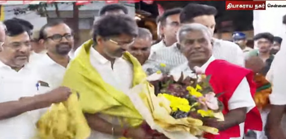 Breaking: “ஆளுநரிடம் கடிதம்.. அடுத்த நொடியே நேரில் நன்றி!”.. கம்யூனிஸ்ட் அலுவலகங்களில் விஜய்… நெகிழ்ந்து போன தோழர்கள்..!!!