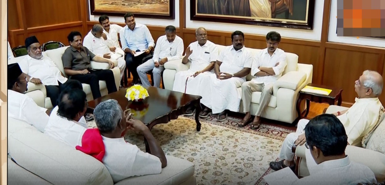 Breaking: “வெளியானது எக்ஸ்க்ளூசிவ் போட்டோஸ்!”… ஆதரவு கட்சிகளுடன் ஆளுநரை சந்தித்த விஜய்.. ஆளுநர் மாளிகையில் அரங்கேறிய பரபரப்பு..!!!