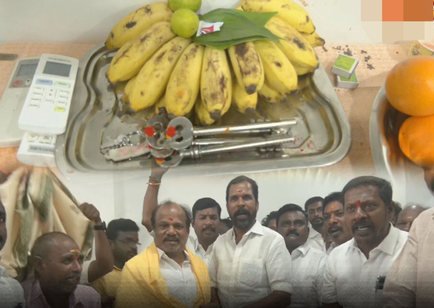 Breaking: அதிமுகவில் இருந்து சி.வி சண்முகம் விலகலா..? “விழுப்புரம் கட்சி அலுவலக சாவி புதிய மா.செவிடம் ஒப்படைப்பு… அரசியலில் புதிய பரபரப்பு..!