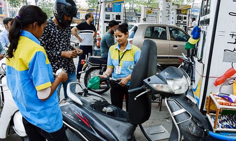 பொதுமக்கள் தலையில் மீண்டும் இடி..! ஒரே வாரத்தில் 2வது முறையாக பெட்ரோல், டீசல் விலை அதிரடி உயர்வு..! இன்றைய புதிய நிலவரம் உள்ளே.!!