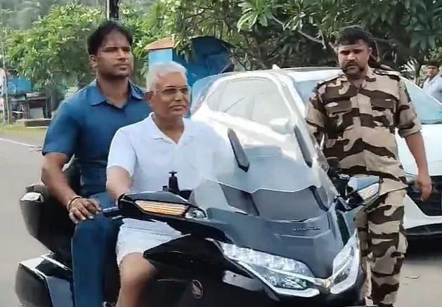 ரூ.53 லட்சம்..! சொகுசு பைக்கில் ஜாலியாக உலா வந்த பாஜக மூத்த தலைவர்… எல்லாம் ஓகே தான் ஆனா அத மட்டும் காணலையே… வீடியோ வெளியானதால் வெடித்த சர்ச்சை..!