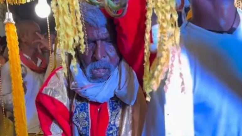 “வறுமைக்கு வயதில்லை!”.. திருமண ஊர்வலத்தில் முதியவரின் நிலையை கண்டு கதறும் இணையதளம்… நெஞ்சை பிழியும் வீடியோ..!!