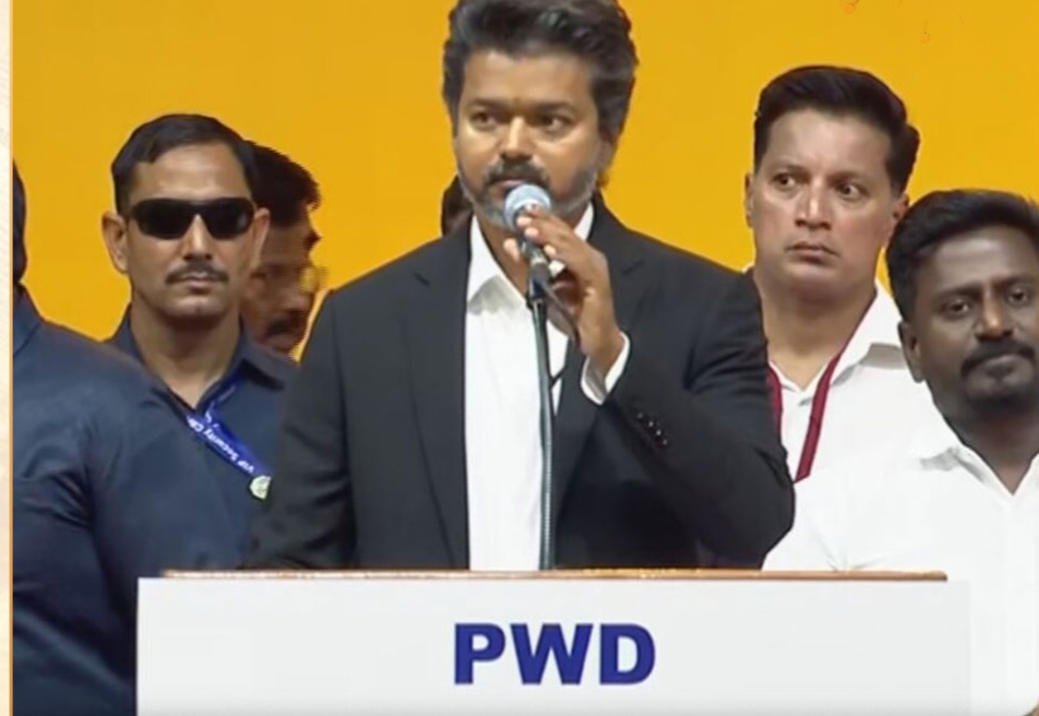 Breaking: தமிழ்நாட்டின் 13-வது முதலமைச்சராக பொறுப்பேற்றுக் கொண்டார் ஜோசப் விஜய்…! அடுத்தடுத்து 9 அமைச்சர்களும் பதவியேற்பு..!!