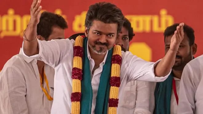Breaking: தமிழ்நாட்டில் வரலாறை மாற்றி அமைத்த தவெக…! தேர்தலில் வெற்றி பெற்றதும் திடீரென வீட்டில் இருந்து புறப்பட்ட விஜய்… முதலில் யாரை சந்திக்கிறார் தெரியுமா…?