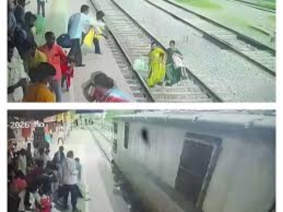 “ஒரு நொடியில் முடிந்த வாழ்க்கை!”.. தண்டவாளத்தைக் கடக்க முயன்ற பெண்களுக்கு நேர்ந்த கதி.. உலுக்கும் ரயில் விபத்து வீடியோ..!!!
