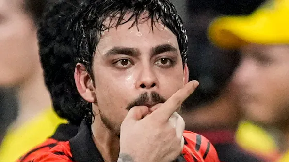 “விசில் அடிச்சிட்டு வீட்டுக்கு போங்க” ரசிகர்களைப் பார்த்து சைகை காட்டிய இஷான் கிஷன்…. கொதித்து எழுந்த சிஎஸ்கே ஃபேன்ஸ்….!!
