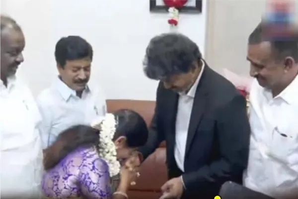 Breaking: “நீங்க வேற லெவல் சார்!”… தளபதி விஜய்க்கு பாட்ஷா ஸ்டைலில் அதிமுக எம்எல்ஏ கொடுத்த மாஸ் மரியாதை…!!!!