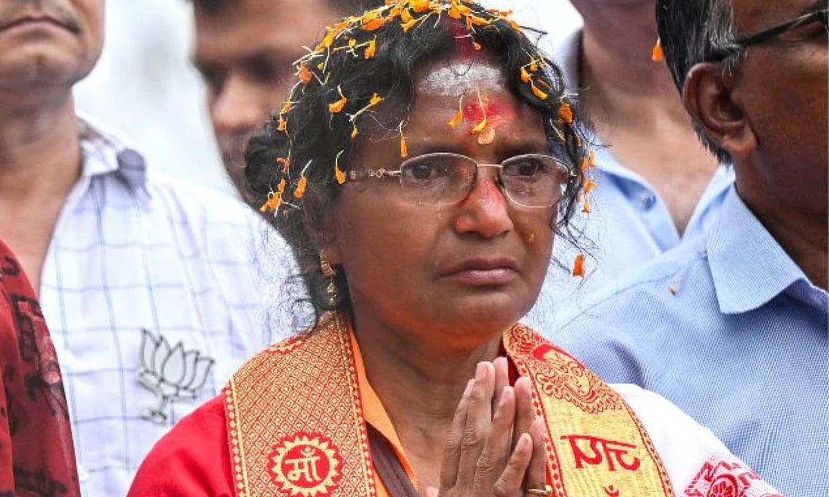 மேற்கு வங்காள அரசியலை புரட்டிப்போட்ட ஒரு சம்பவம்…! பலாத்காரம் செய்யப்பட்டு கொல்லப்பட்ட டாக்டரின் தாய் அபார வெற்றி… மம்தாவின் சாம்ராஜ்யம் சரிந்தது எப்படி…??