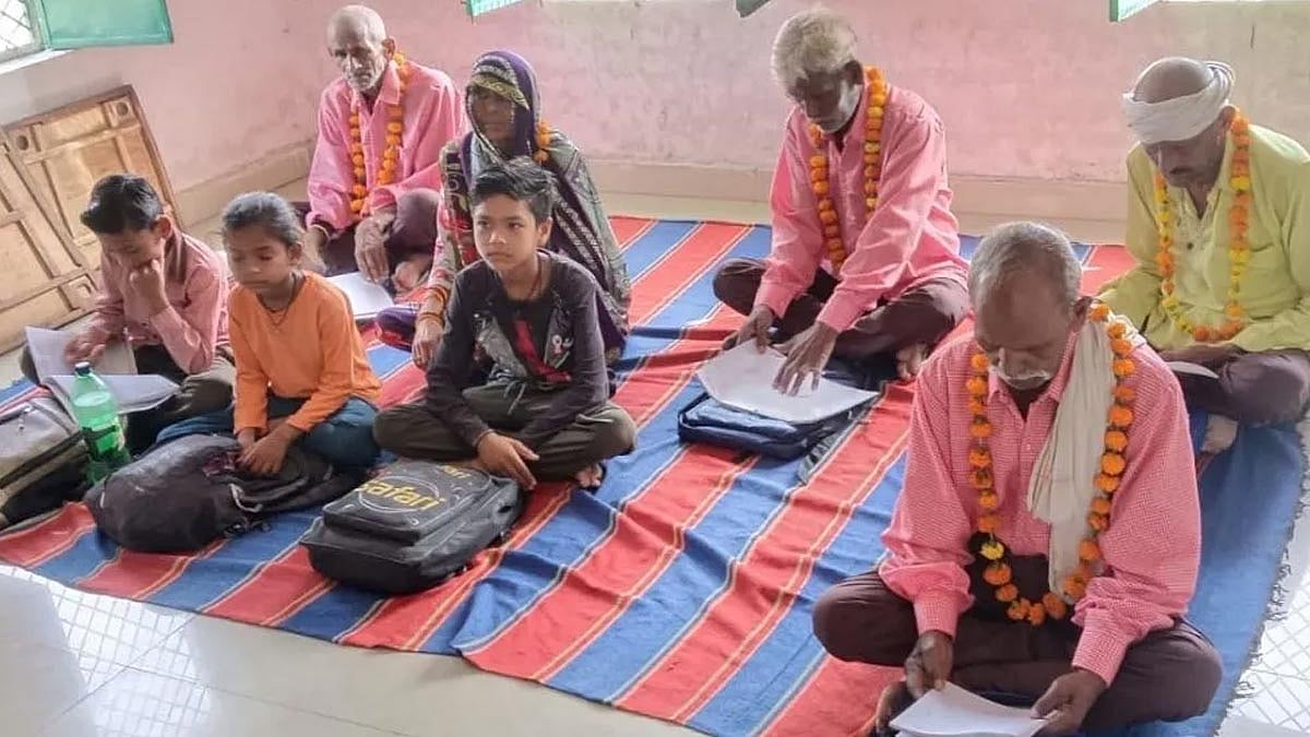 “கைகளில் புத்தகப்பையுடன் வகுப்பறைக்குள் நுழைந்த தாத்தாக்கள்..!” பேரக் குழந்தைகள் போன்ற சிறுவர்களுடன் அமர்ந்து படிக்கும் முதியவர்கள்..  ஏன் தெரியுமா..?