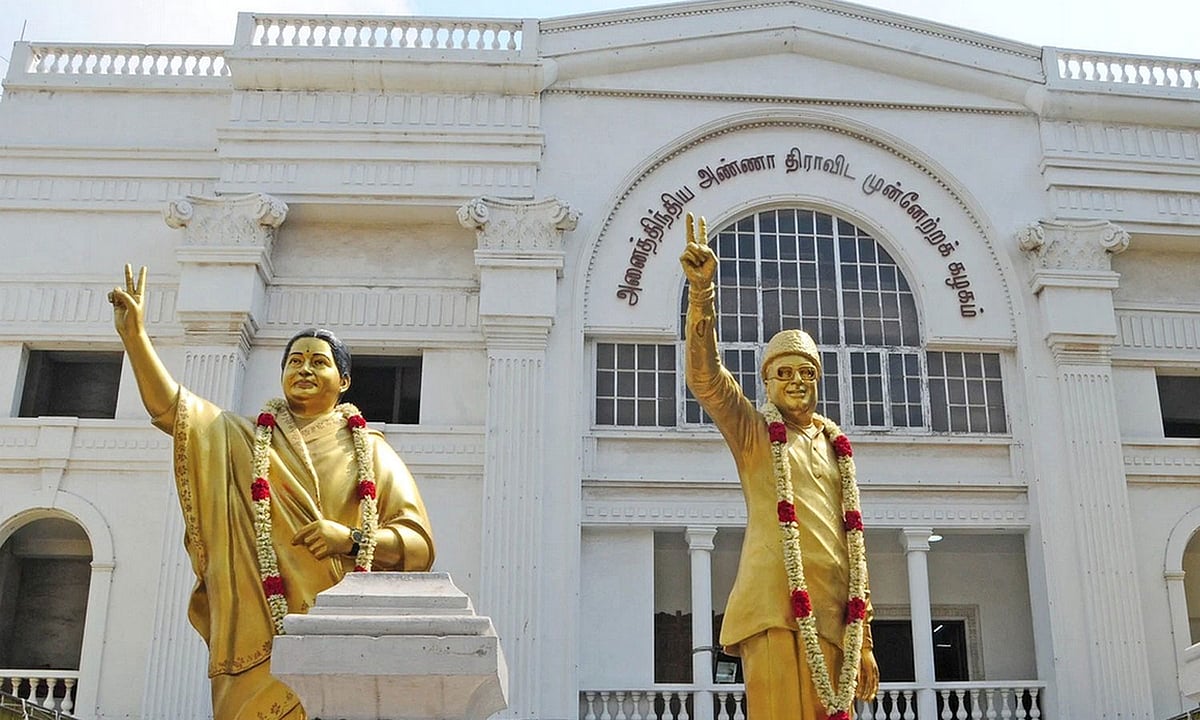 “பொய்க்கால் குதிரை அரசே…. இதுதான் நீங்க சொன்ன மாற்றமா?” முதல்வர் விஜய்யை கிழித்து தொங்கவிட்ட அதிமுக ஐடி விங்….!!