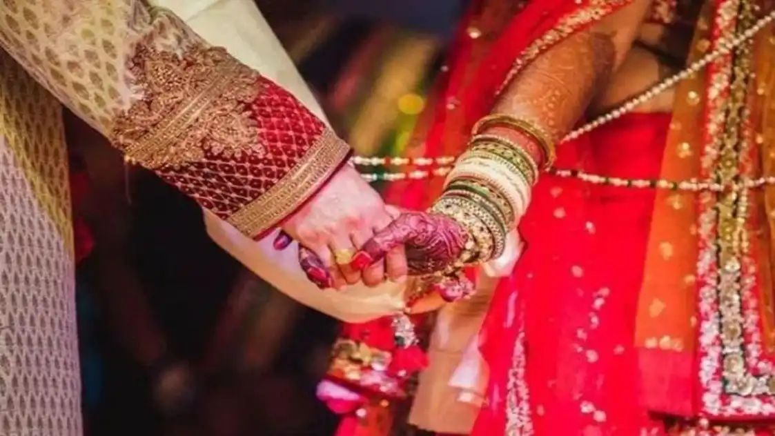 “காய்கறி சந்தை மாதிரி ஒரு கல்யாண சந்தை!” – குடை மேல பயோடேட்டா.. தரையில ஜாதகம்.. பொண்ணு மாப்பிள்ளை இல்லாமலேயே நடக்கும் வினோத கல்யாணம்.. எங்க தெரியுமா?