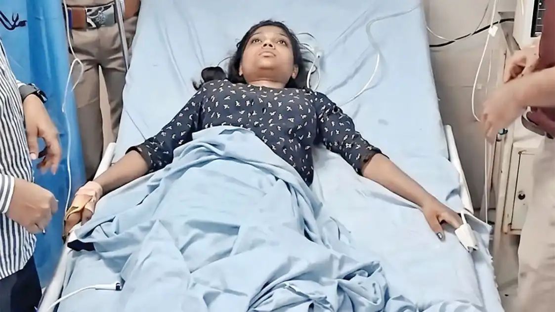 “வீட்டை விட்டு வெளியே போ..! “9 மாத இரட்டை குழந்தைகள்.. 2 வயது மகள்..!” – கணவன் பார்த்த மொபைல் போன் ரகசியம்.. நடுராத்திரியில் தாய் செய்த கொடூரம்..!!”