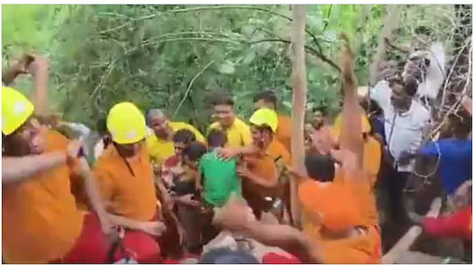 “என்னது.. தலை இவ்வளவு பெரிய பாறைக்குள்ள மாட்டிக்கிச்சா?” தேன் எடுக்கப் போன இடத்தில் இப்படி ஒரு விபத்தா? சிறுவனுக்கு நேர்ந்த கதி.. மிரண்டு போன அதிகாரிகள்.. திக் திக் நிமிடம்..!!