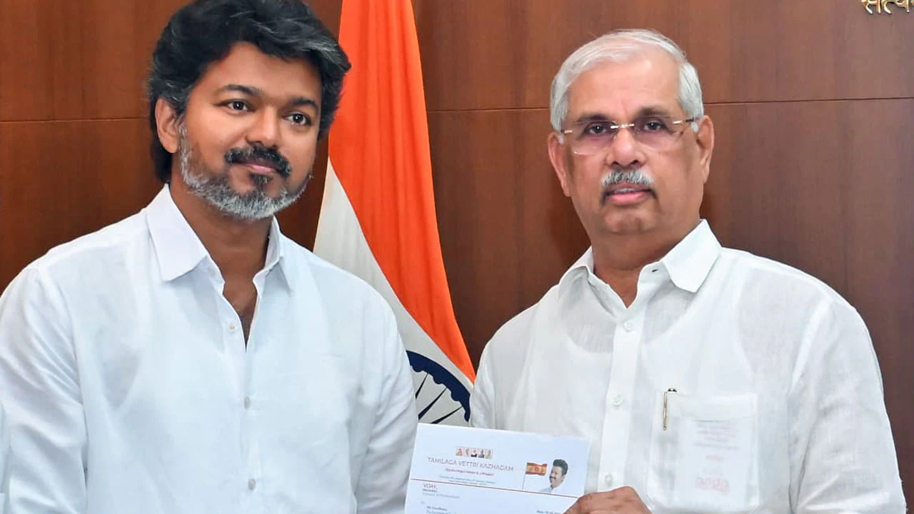 Breaking: “கவர்னர் மாளிகைக்கு மாலை மீண்டும் செல்லும் விஜய்!”… தமிழக அரசியலில் உச்சகட்ட பரபரப்பு.. இதுதான் காரணமா?