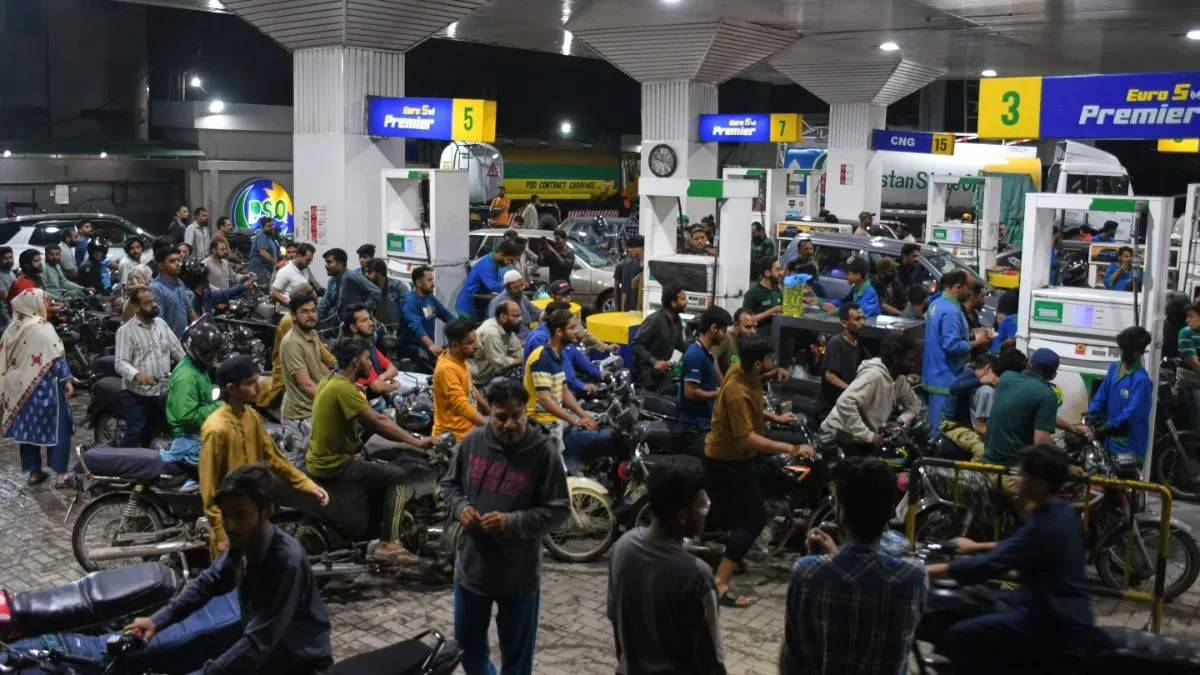இந்தியா தான் கெத்து… எங்ககிட்ட ஒரு நாளுக்கு தேவையான பெட்ரோல் டீசல் கூட இல்ல…  உண்மையை போட்டுடைத்த பாக். அமைச்சர்… திவாலாகும் நிலையில் பாகிஸ்தான்…!!
