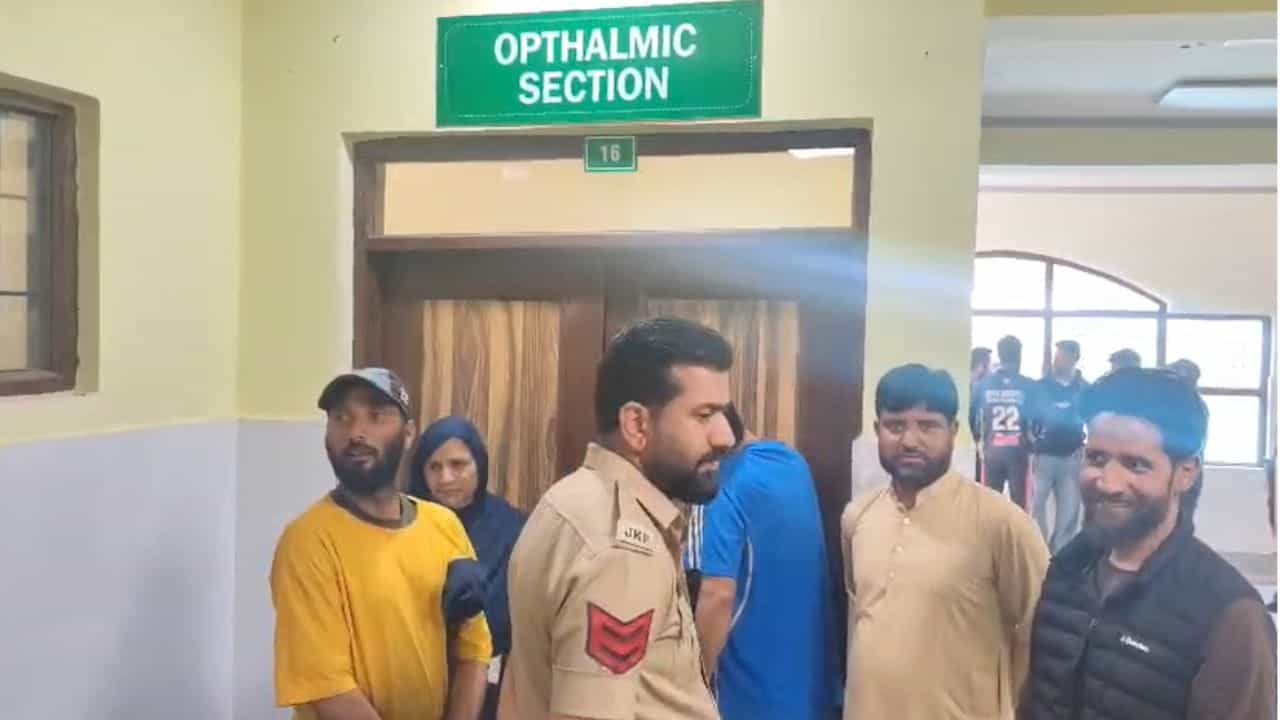 “250+ தடுப்பூசிகள்.. 12 மணி நேரம்!”.. வெறிநாய்க்கடி இறைச்சி வதந்தியால் பரபரப்பு.. கசாப்புக் கடை மீது எப்.ஐ.ஆர். பதிவு.. சுகாதாரத் துறை அதிரடி “செக்”..!!