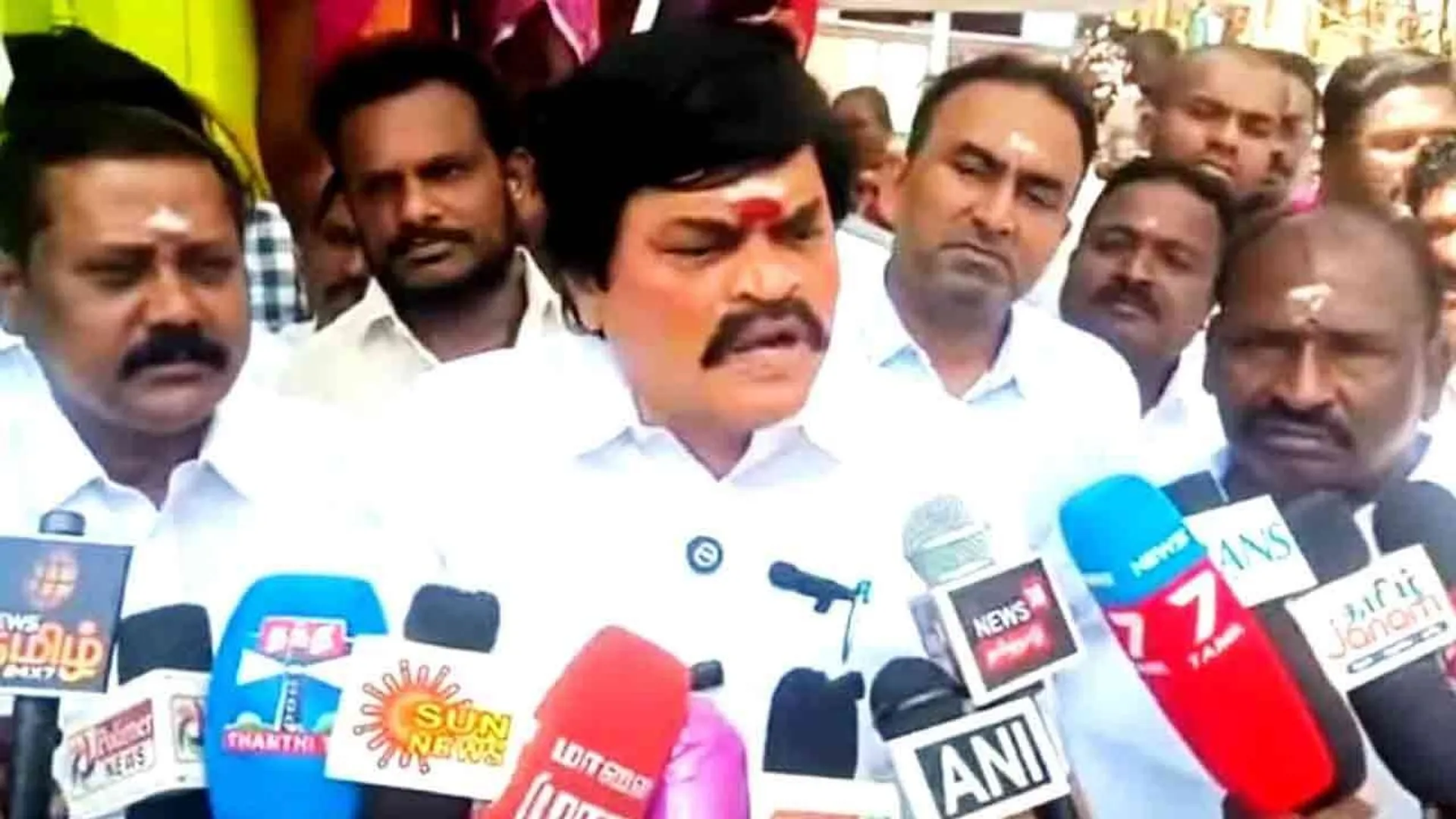 “கருத்துக்கணிப்புங்கிறது வெறும் திணிப்பு தான்…. நாளைக்கு இருக்கு கச்சேரி” – மீடியாக்களை விளாசித் தள்ளிய ராஜேந்திர பாலாஜி….!!