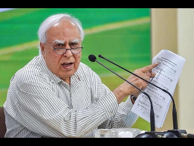 “மெஜாரிட்டியை நிரூபிக்க வேண்டியது சட்டப்பேரவையில்தான், ஆளுநர் மாளிகையில் இல்லை!”.‌.‌ ஆளுநர் டைம் கடத்துறாரு.. மூத்த வழக்கறிஞர் கபில் சிபல் அதிரடி பேட்டி..!!