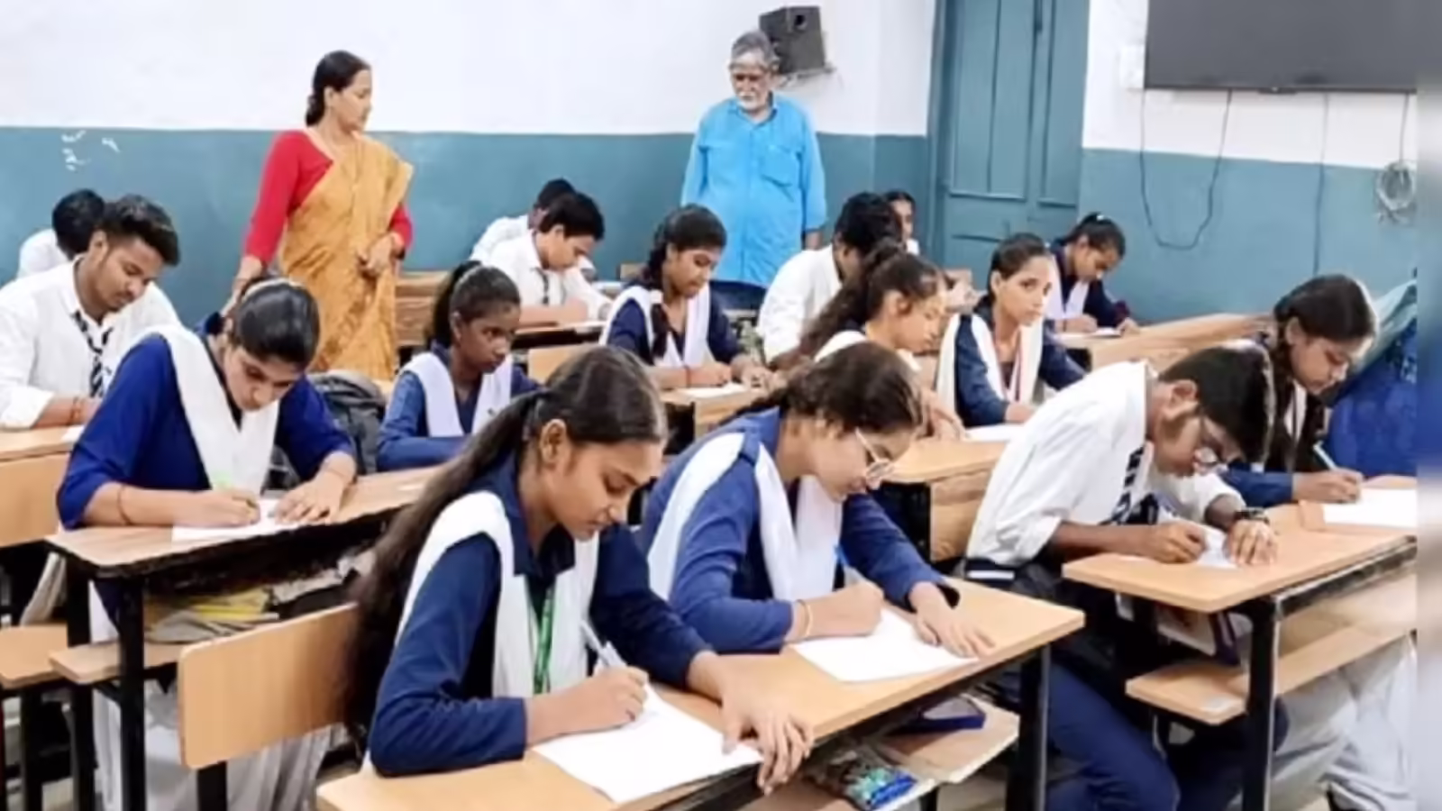 “யார் சொன்னது தமிழ் கஷ்டம்னு?” – சதம் அடித்து மிரட்டிய 83  மாணவர்கள்… இந்த வருஷம் ரிசல்ட்ல இதுதான்யா ஹைலைட்..!!