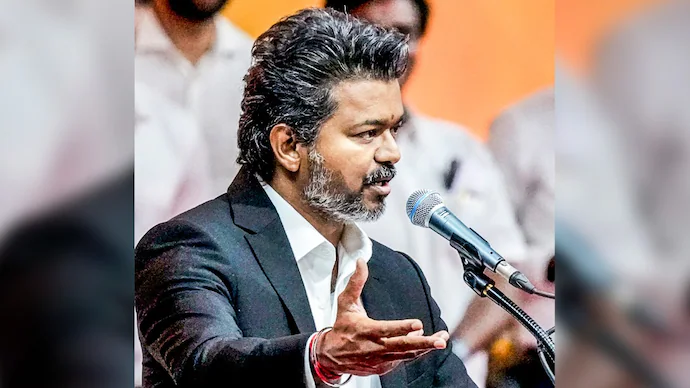 கடைசி நிமிடம் வரை சஸ்பென்ஸ்! “விஜய்யை வரவேற்கக் பூங்கொத்துடன் காத்திருக்கும் அதிமுக தலைவர்கள்..”  கோட்டையில் இன்று இதுதான் ‘ஹாட்’ டாபிக்..!!