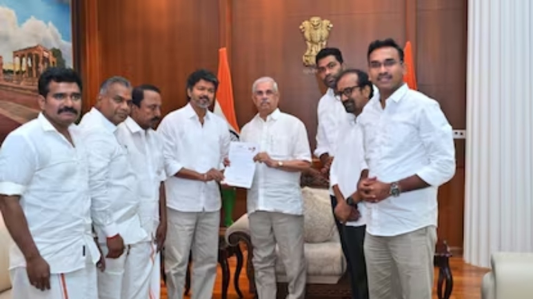 “112 ஆக உயர்ந்த பலம்!”.. ஆளுநரைச் சந்தித்தார் விஜய்… நாளை பதவியேற்பு?.. கோட்டையைக் கைப்பற்றுகிறது தவெக..!!!