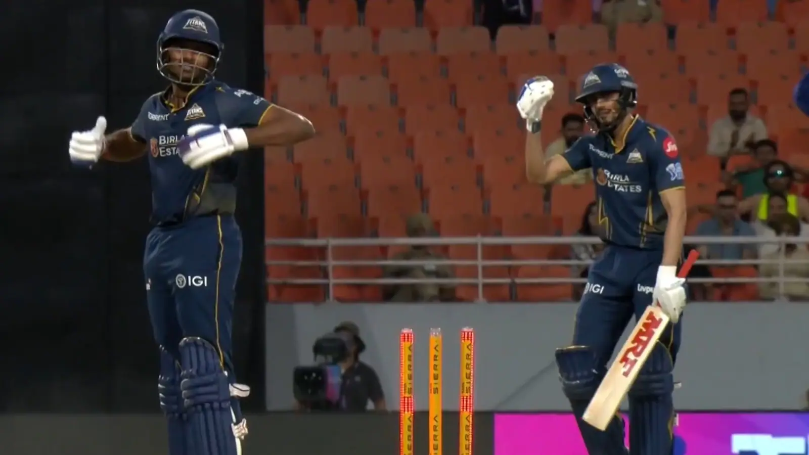 “Hit-Wicket, Hit-Wicket, Hit-Wicket..” – சாய் சுதர்சன் செய்த காரியத்தால் மைதானத்திலேயே சரிந்து விழுந்த கில்.. ஐபிஎல் வரலாற்றில் முதன்முறையாக நேர்ந்த விசித்திர அசிங்கம்..!!