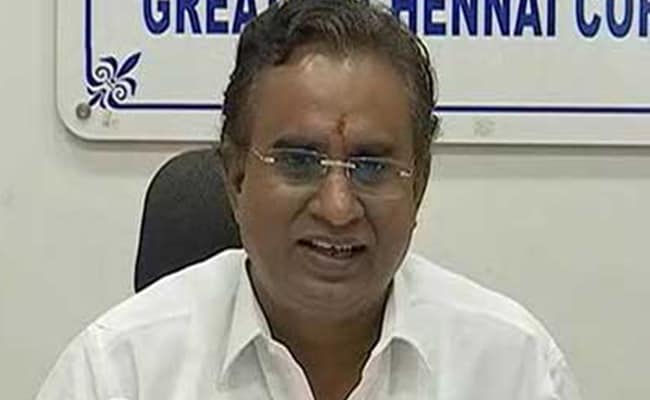 சி.வி.சண்முகமும் நாங்களும் ஒன்னா தான் இருக்கோம்…. பதவிக்காக ஓடுறவங்க நாங்க இல்ல…. பிரஸ் மீட்டில் கொதித்த வேலுமணி….!!