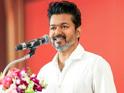 “50 வயசுலேயும் 20 வயசு பையன் மாதிரி இருக்க இதுதான் காரணமா? இதுவரைக்கும் வெளிய வராத விஜய்யின் ‘டயட்’ சீக்ரெட்.. 7 மணிக்கே இதை செஞ்சிருவாரா? ரசிகர்களுக்கு தளபதி கொடுத்த டிப்ஸ்..!!”