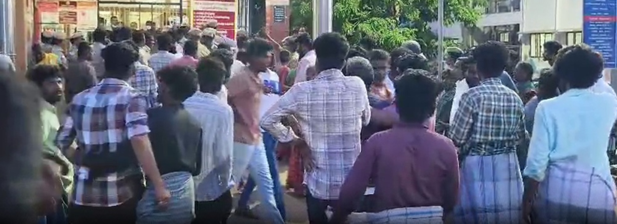 “உயிருடன் இருப்பவரையா போஸ்ட்மார்ட்டம் செய்ய கூட்டிட்டு வந்தீங்க?”…. சிவகங்கை மருத்துவமனையில் உறவினர்கள் முற்றுகை..!!!!