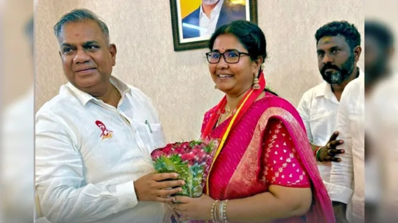 “பாஜகவின் ஊடகப் பொறுப்பாளர் அவுட்!”.. அமைச்சர் என். ஆனந்த் முன்னிலையில் இணைந்த விஜயலட்சுமி அரவிந்த்.. தமிழக அரசியலில் பெரும் பரபரப்பு..!!!