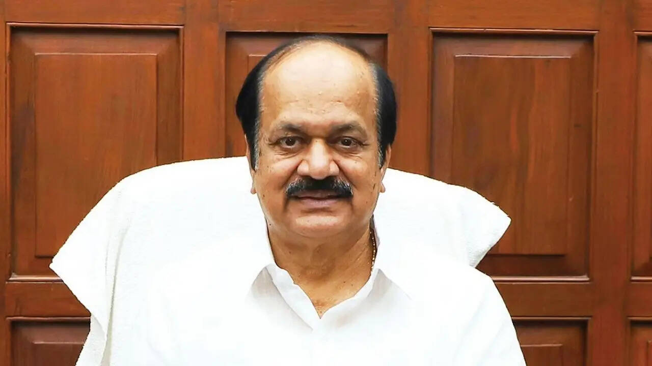 “7 நாள் தான் டைம்…. அதுக்குள்ள விளக்கம் கொடுங்க” ராஜினாமா செய்த 4 பேருக்கு சபாநாயகர் நோட்டீஸ்…. பரபரக்கும் அரசியல் களம்….!!