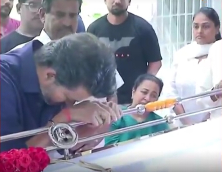 பாரதிராஜா உடல் பக்கத்தில் உடைந்து போய் கண்ணீரோடு உட்கார்ந்த ராதிகா… கலங்கி நின்ற முதலமைச்சர் விஜய்… உருக்கமான வீடியோ…!!