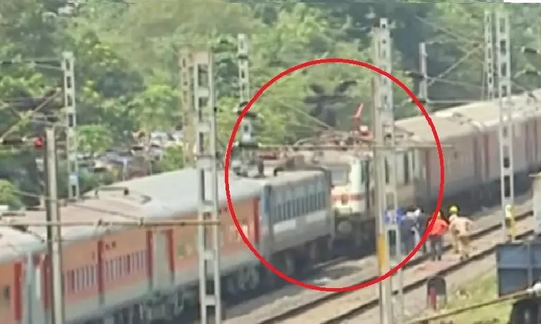 “நினைச்சாலே நெஞ்சு நடுங்குது!”… ஒரே டிராக்கில் நேருக்கு நேர் வந்த இரண்டு ரயில்கள்.. அலறியடித்த பயணிகள்.. நூலிழப்பில் தவிர்க்கப்பட்ட பயங்கர விபத்து..!!!