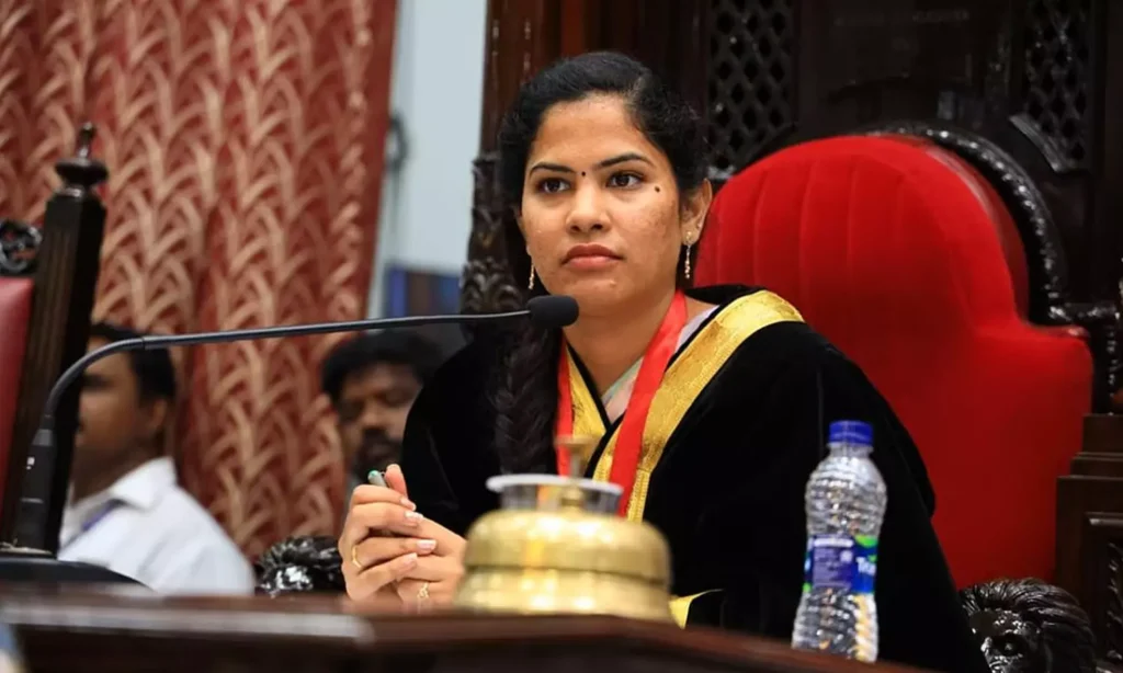​”மக்களோட பிரதிநிதியா இருந்தா மட்டும் போதுமா?” பள்ளி குழந்தைகளுக்கு இனிப்பு தரணும்னா பர்மிஷன் வேணும்…. மேயர் பிரியா அதிரடி….!!
