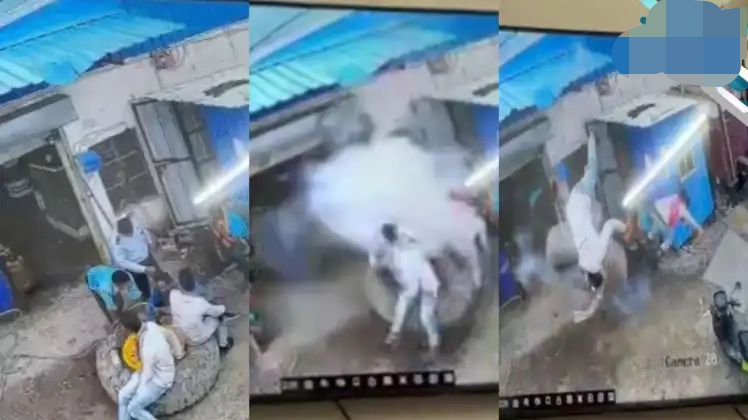 பஞ்சரான டயருக்கு காத்தடிச்சது தப்பா..? “பயங்கரமாக வெடித்து சிதறிய ஜேசிபி டயர்”.. காற்றில் தூக்கி வீசப்பட்டு 2 பேர் துடிதுடித்து பலி… பதற வைக்கும் காணொளி…!!