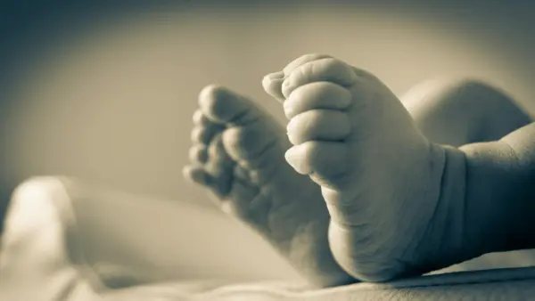 ராத்திரி நேரம்..! விடாமல் அழுத 6 மாத குழந்தை… தாய்க்கு தலைக்கேறிய வெறி… அரிவாளால் வெட்டிக்கொன்ற பயங்கரம். அலறி துடித்த மாமியார்… பகீர்..!!!