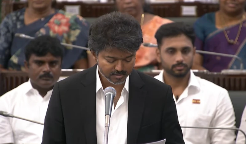 “எங்க எம்.எல்.ஏ-க்களுக்கு மக்கள் பணி செய்யத் தெரியுமே தவிர, உங்களைப் போல..” சட்டமன்றத்தில் எதிர்க்கட்சிகளைத் துவம்சம் செய்த முதலமைச்சர் விஜய்..!!