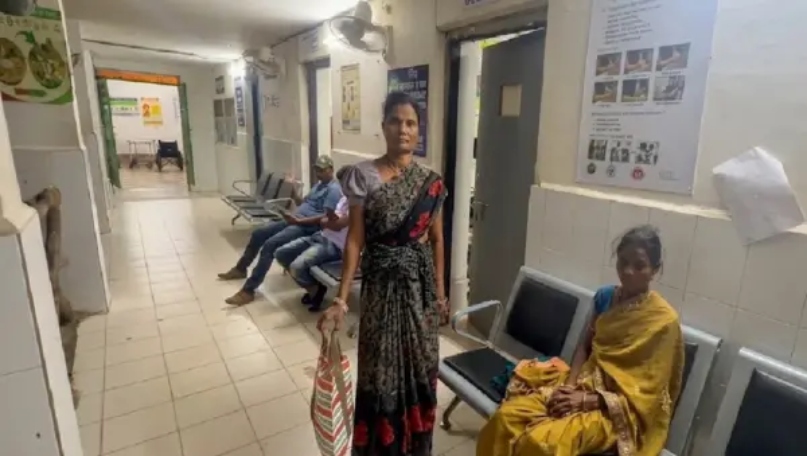 “நம்ம ஊர் பெண்களுக்கு துணிச்சல் ஜாஸ்தி!”.. ட்ரீட்மென்ட்டிற்காக உயிரோடு பாம்பை கொண்டு வந்த பெண்..  நடுக்கத்திலும் அசாத்திய தைரியத்தைப் பார்த்து ஷாக்கில் டாக்டர்..!!!