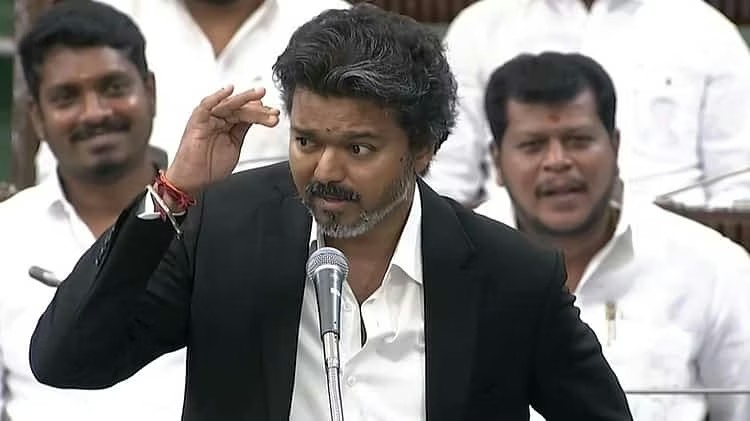 உங்க அப்பாவை எங்க காணோம்…? “சிங்கத்தை வம்புக்கு இழுக்க குகைக்கு முன்னாடி நின்னு சத்தம் போடுவதா”..? குட்டி ஸ்டோரி மூலம் எதிர்க்கட்சிகளின் வாயை அடைத்த சிஎம் விஜய்…!!