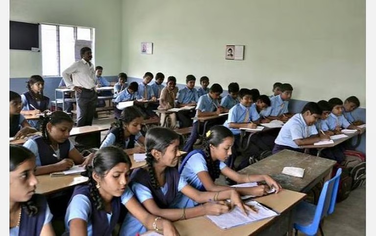 Breaking: தனியார் பள்ளிகளுக்கு செக்..! இனி ஸ்கூல் பீஸ் நோட்டீஸ் போர்டுல தெளிவா இருக்கணும்… பறந்தது முக்கிய உத்தரவு..!!