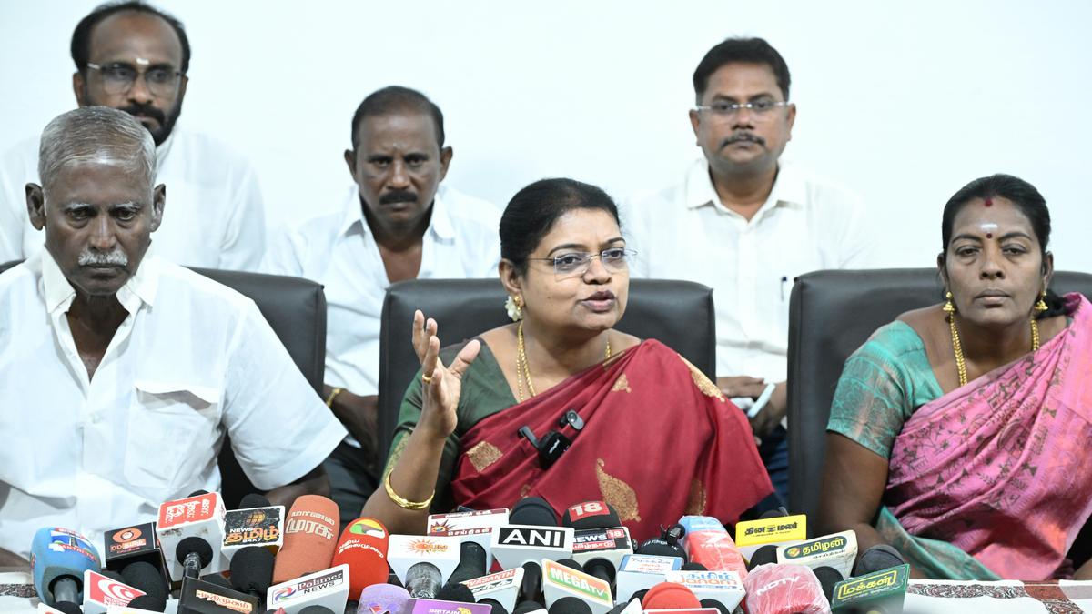“சட்டப்பையில மைக்…. கடை கடையா மாமூல்…. எச்எம்-ம மிரட்டுறாங்க” தவெக-வின் அட்ராசிட்டிகளைப் பட்டியலிட்ட கீதா ஜீவன்….!!