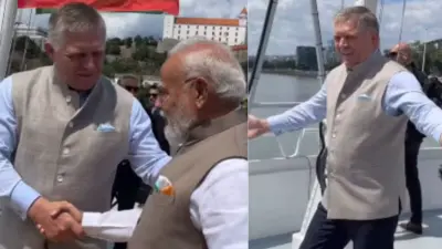 “ஒரே மேடையில நின்ற இரு நாட்டுப் பிரதமர்கள்.. ஆனா எல்லாரும் கவனிச்சது அந்த ஒரு விஷயத்தைத்தான்!” –  ஸ்லோவாக்கியாவில் மோடி வியந்த அந்த ஒரு விசித்திர தற்செயல்.. இன்ஸ்டாவில் வைரலாகும் வீடியோ..!!