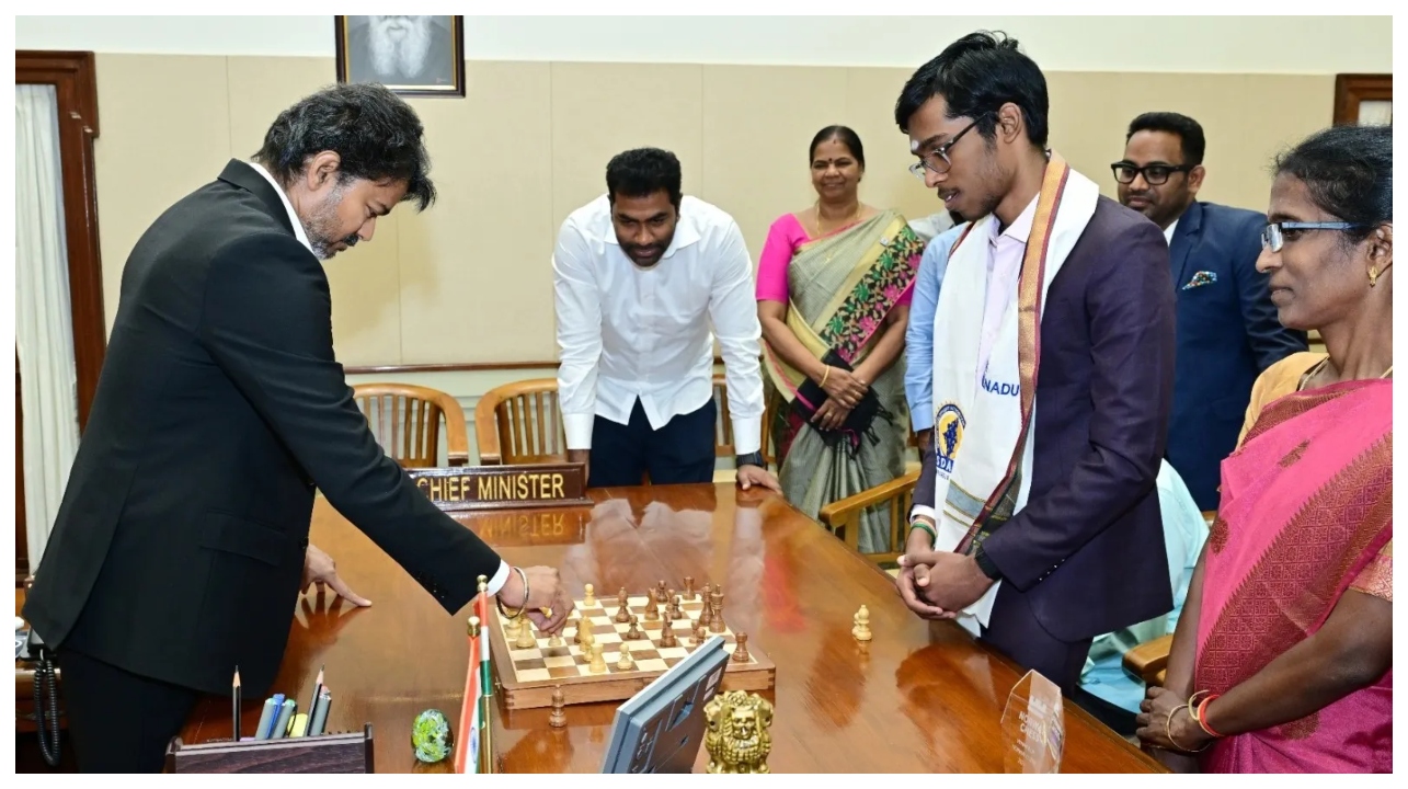 “இது வேற லெவல்” – முதல்வருடன் செஸ் விளையாடி கலக்கிய பிரக்ஞானந்தா… ஒரே நாளில் இத்தனை லட்சமா?.. வைரலாகும்  ‘மாஸ்’ வீடியோ…!!!!