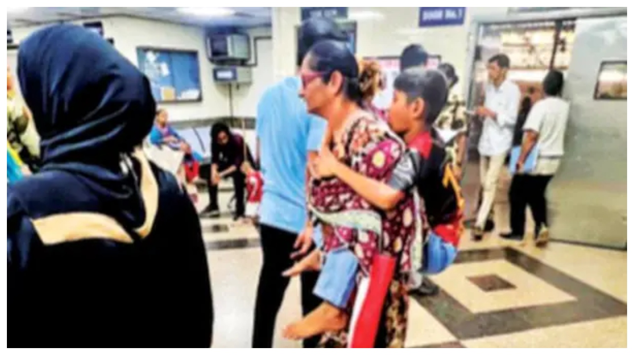 ஸ்ட்ரெச்சரையும் காணோம்.. மனுஷனையும் காணோம்…  சக்கர நாற்காலிக்காக 2 மணி நேரம் போராட்டம்… மருத்துவமனையின் அவலத்தை உடைத்த வைரல் வீடியோ…!!!