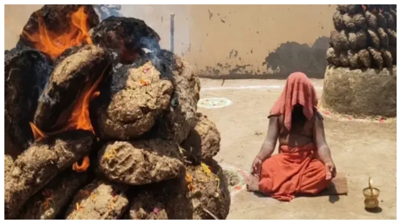 “சுட்டெரிக்கும் 45 டிகிரி வெயில்”… நிழல்ல கூட நிற்க முடியல.. ஆனா சுத்தி நெருப்பை மூட்டி சவால் விட்ட சாமியார்…  பாபாவின் 41 நாள் விசித்திர தவம்..!!!