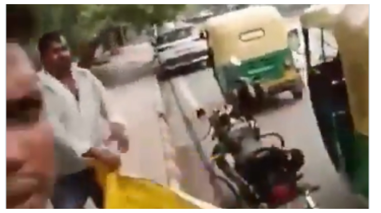 “நம் நாட்டு மக்களை அங்கே கொன்று குவிக்கும் இவர்களின் போஸ்டர்கள் நமக்கு எதற்கு?”… சுக்குநூறான டிரம்ப் போஸ்டர்கள்… ஆப்பு வைத்த ஆட்டோ ஓட்டுனர்களின் வைரல் வீடியோ..!!!