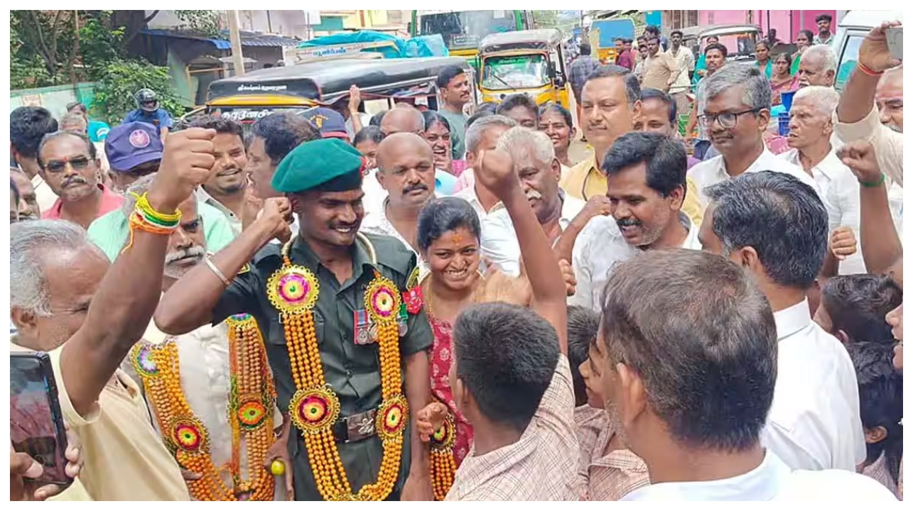 வாயிலும் தோளிலும் பாய்ந்த குண்டுகள்.. ரத்தம் சொட்ட சொட்ட 5 தீவிரவாதிகளை வேட்டையாடிய தமிழ்மகன்… மேளதாளம் முழங்க, வானவேடிக்கையுடன் சொந்த மண்ணில் அதிரடி வரவேற்பு..!!!