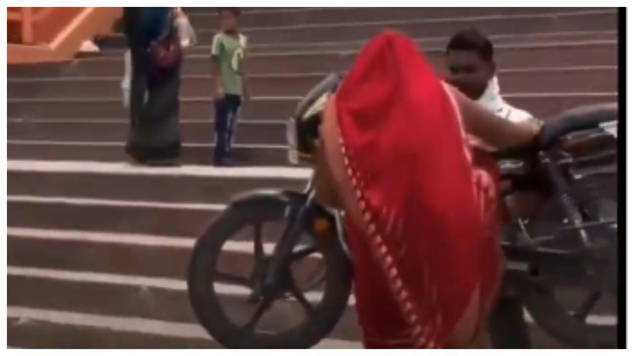 ஒரே ஒரு ரீல்ஸ்.. மொத்தமாக மாறிய சீன்!.. பாகுபலி ரேஞ்சுக்கு மனைவியை பைக்கோடு தூக்கிய வாலிபர்… லைக்குக்காக இப்படியுமா?… பகீர் பைக் ஸ்டண்ட் வீடியோ..!!!