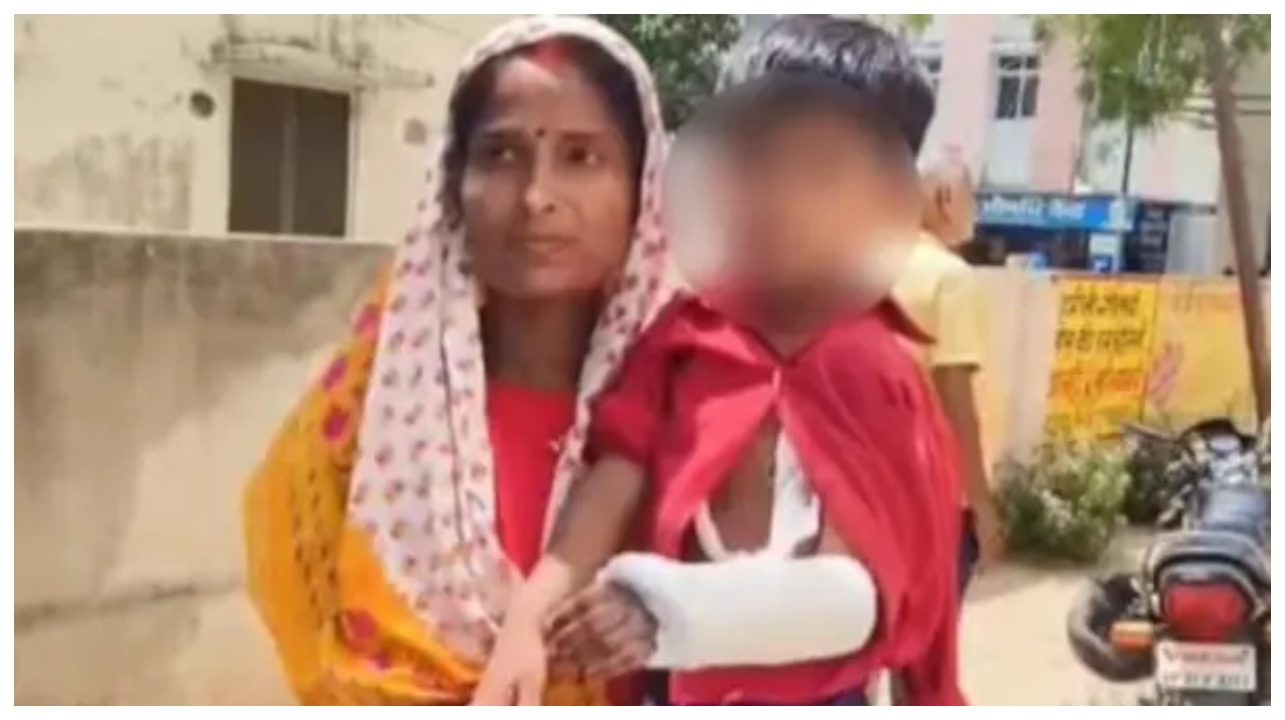 “என் மகளுக்கு நீதி வேணும்”… காயம் பட்ட கையை விட்டுட்டு நல்லா இருந்த கைக்கு ஆபரேஷன் பண்ணிய கொடுமை.. மருத்துவமனையை முற்றுகையிட்ட உறவினர்கள்..!!!