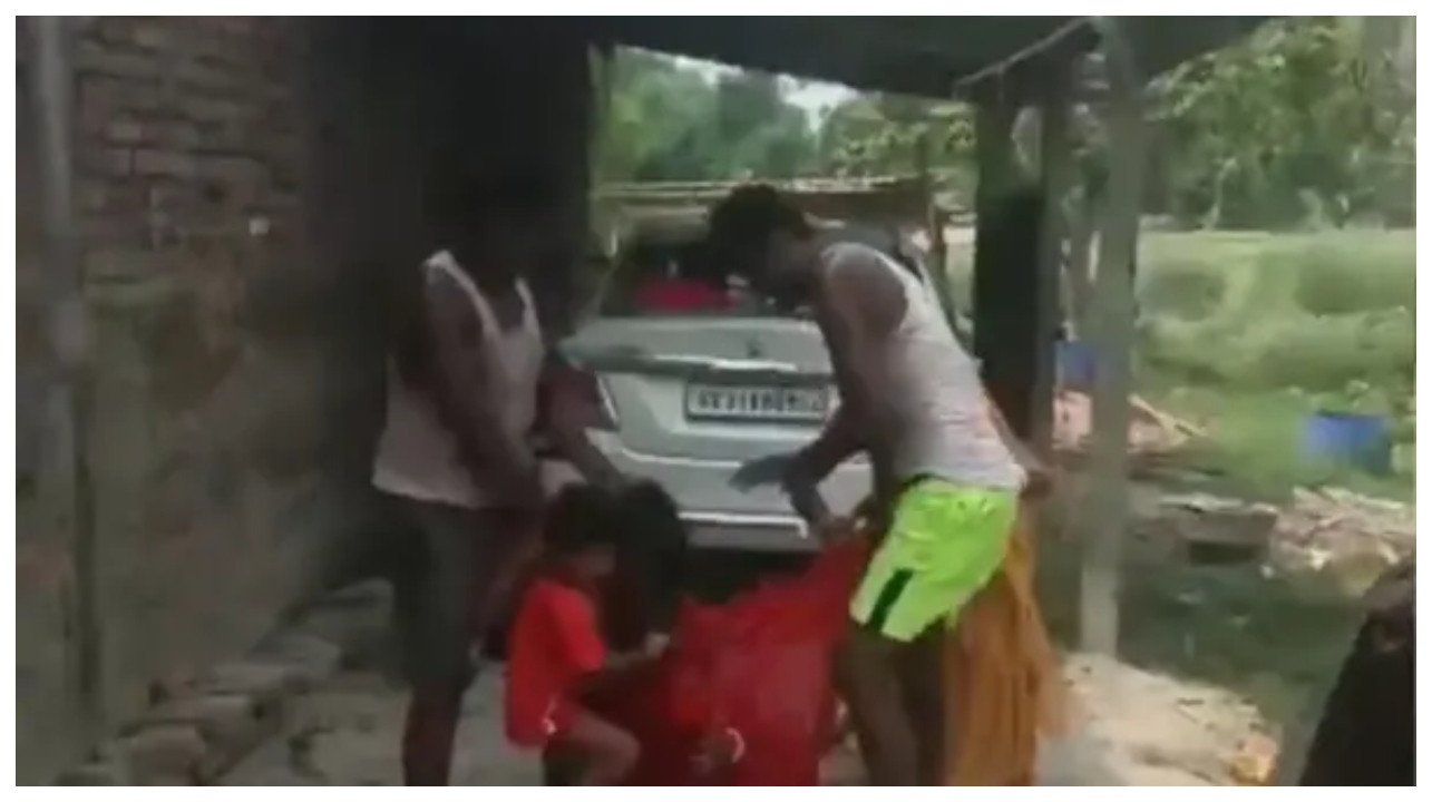 மனித மிருகங்கள்.. மருமகளை ‘சூனியக்காரி’ என முத்திரை குத்தி பொதுவெளியில் அடித்தே கொல்ல துணிந்த கணவன் குடும்பம்… நள்ளிரவில் அதிரடி கைது..!!!
